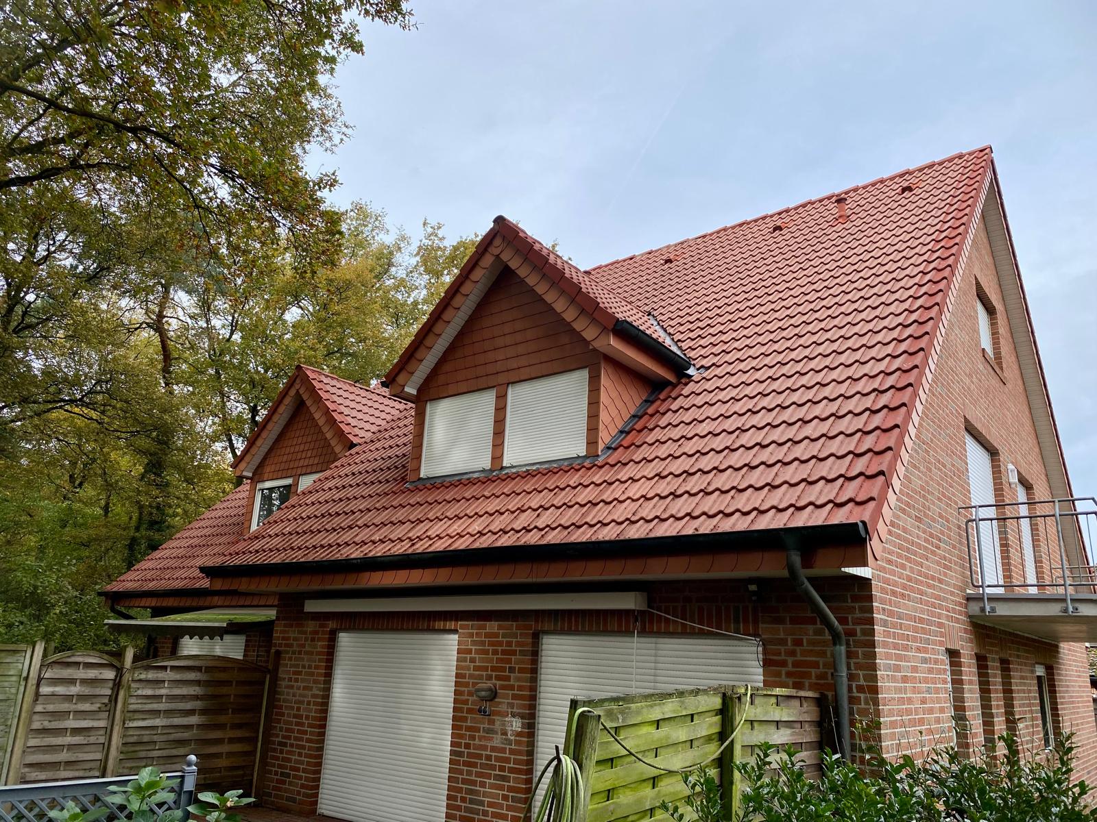 Nachher: Das Dach in Papenburg strahlt nach der Reinigung wieder wie neu gedeckt.